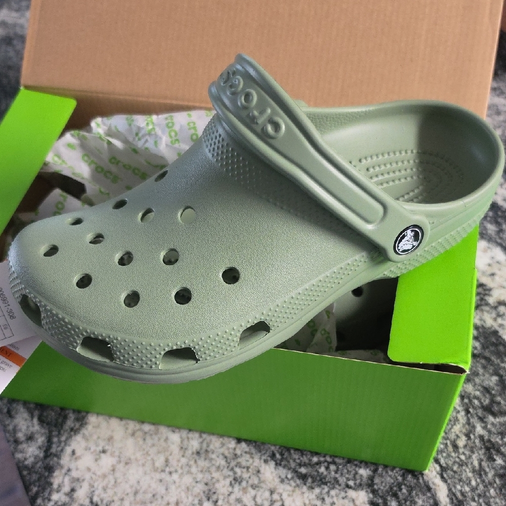 BRAND NEW Crocs Classic Clog 6 Youth/8 Women Moss Green – In Box